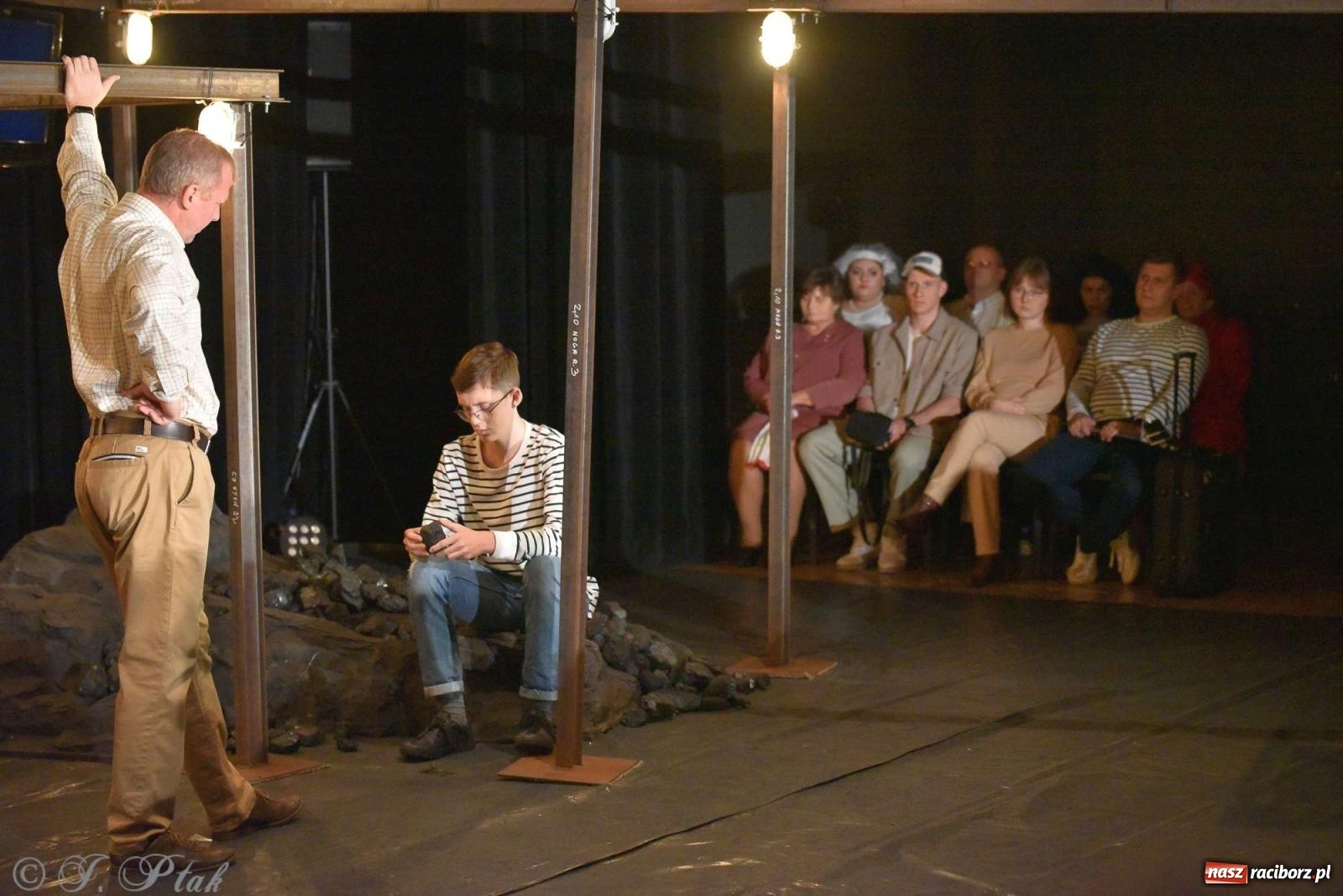 Zdjęcie w galerii na portalu naszraciborz.pl: Last Minute. Rdzenni Górnoślązacy pokazali w RCK spektakl o transformacji wiadomości z regionu