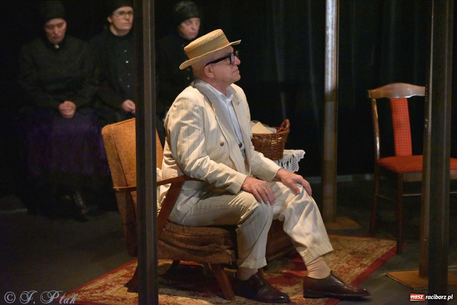 Zdjęcie w galerii na portalu naszraciborz.pl: Last Minute. Rdzenni Górnoślązacy pokazali w RCK spektakl o transformacji wiadomości z regionu