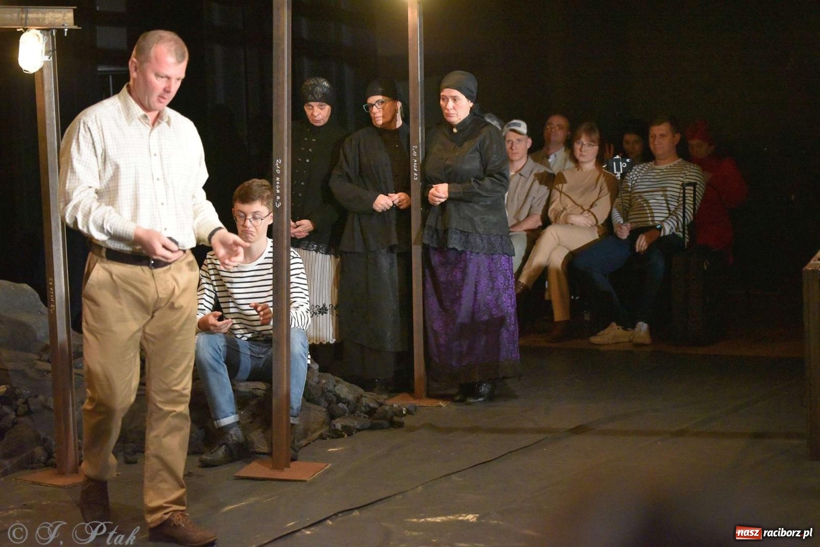 Zdjęcie w galerii na portalu naszraciborz.pl: Last Minute. Rdzenni Górnoślązacy pokazali w RCK spektakl o transformacji wiadomości z regionu