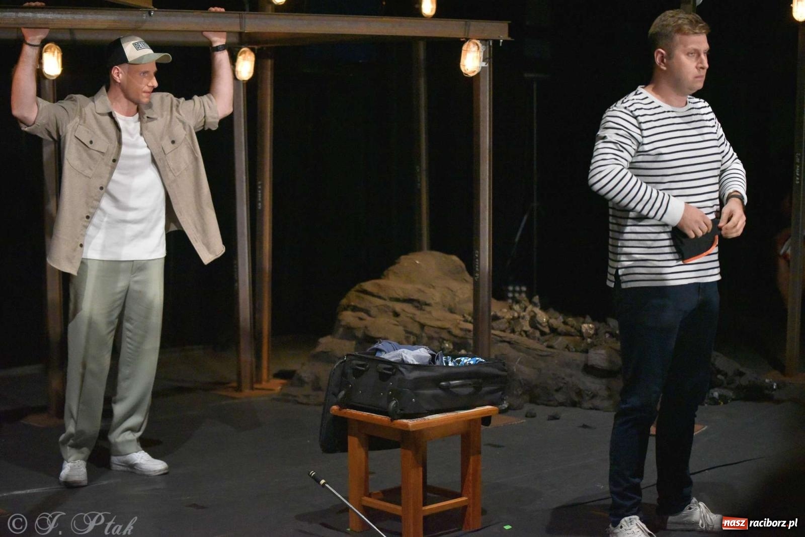 Zdjęcie w galerii na portalu naszraciborz.pl: Last Minute. Rdzenni Górnoślązacy pokazali w RCK spektakl o transformacji wiadomości z regionu