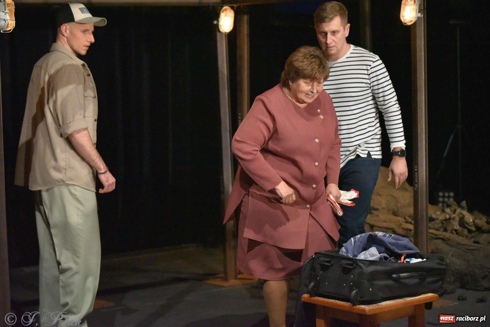 Zdjęcie w galerii na portalu naszraciborz.pl: Last Minute. Rdzenni Górnoślązacy pokazali w RCK spektakl o transformacji wiadomości z regionu