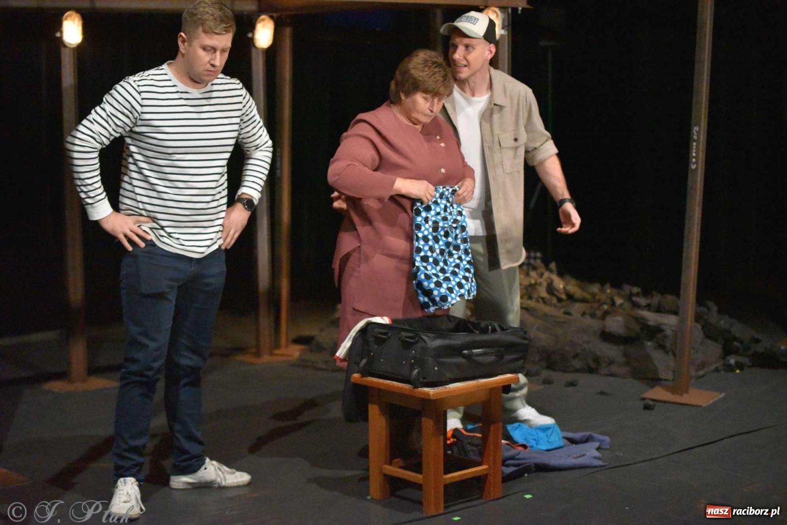 Zdjęcie w galerii na portalu naszraciborz.pl: Last Minute. Rdzenni Górnoślązacy pokazali w RCK spektakl o transformacji wiadomości z regionu