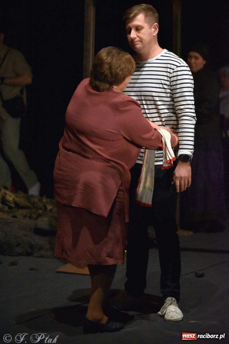 Zdjęcie w galerii na portalu naszraciborz.pl: Last Minute. Rdzenni Górnoślązacy pokazali w RCK spektakl o transformacji wiadomości z regionu