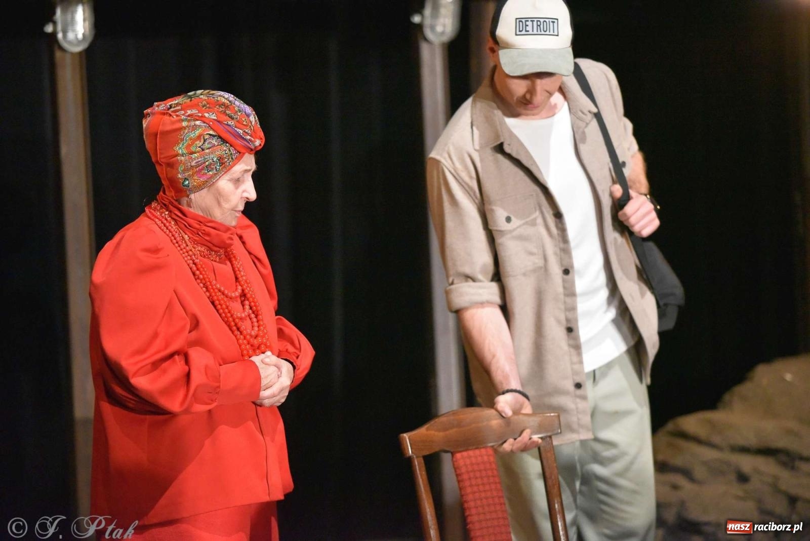 Zdjęcie w galerii na portalu naszraciborz.pl: Last Minute. Rdzenni Górnoślązacy pokazali w RCK spektakl o transformacji wiadomości z regionu