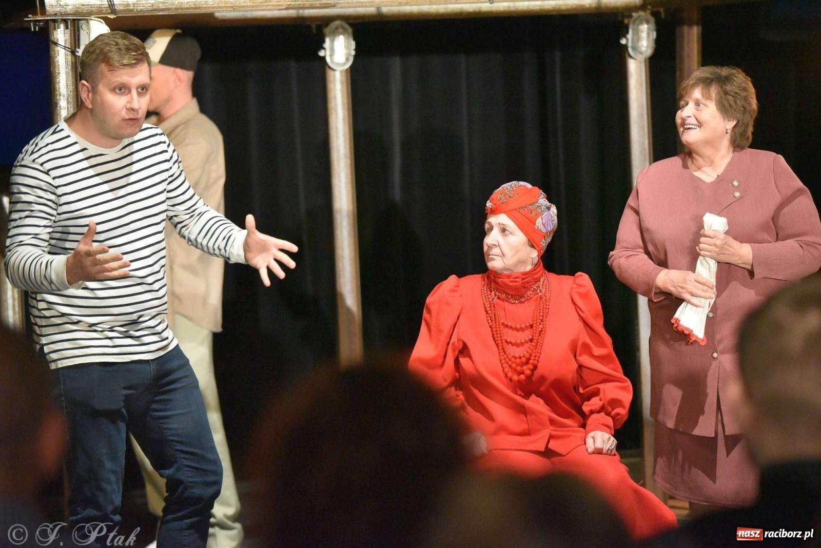 Zdjęcie w galerii na portalu naszraciborz.pl: Last Minute. Rdzenni Górnoślązacy pokazali w RCK spektakl o transformacji wiadomości z regionu