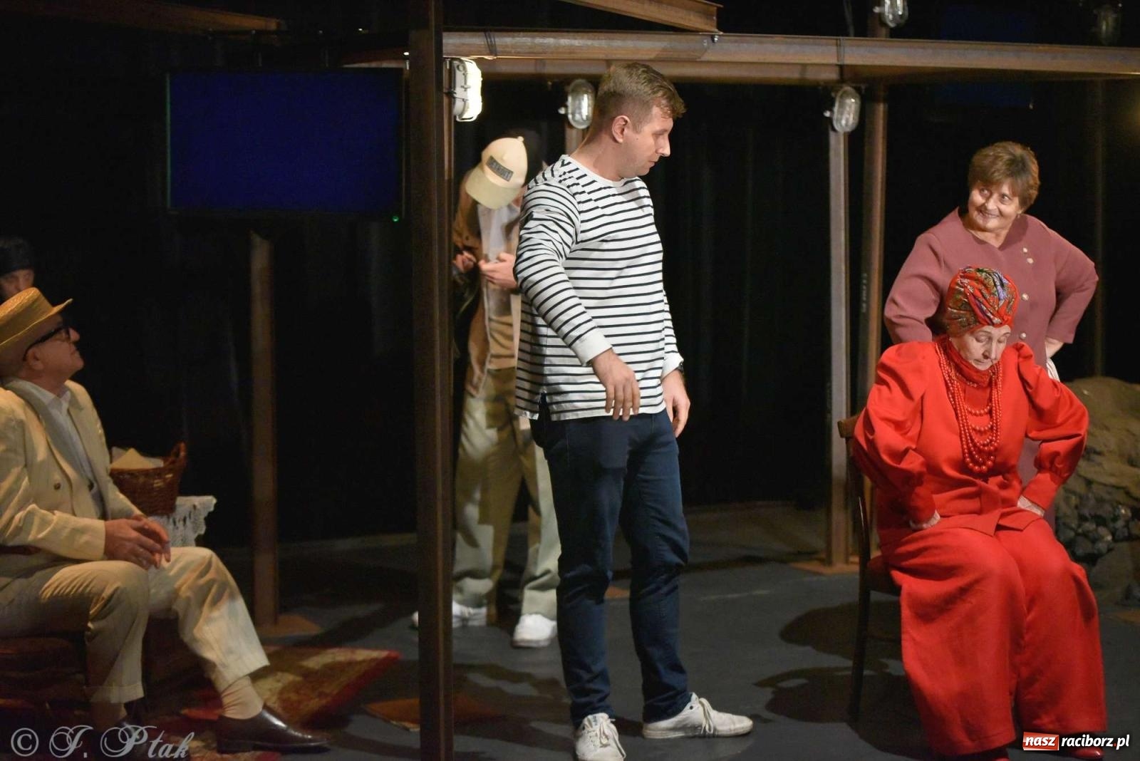 Zdjęcie w galerii na portalu naszraciborz.pl: Last Minute. Rdzenni Górnoślązacy pokazali w RCK spektakl o transformacji wiadomości z regionu