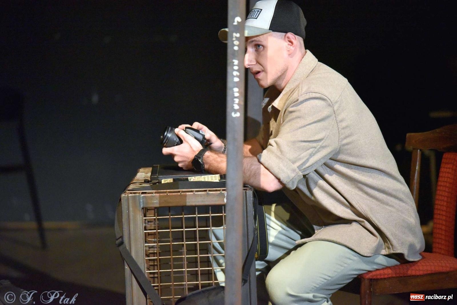 Zdjęcie w galerii na portalu naszraciborz.pl: Last Minute. Rdzenni Górnoślązacy pokazali w RCK spektakl o transformacji wiadomości z regionu