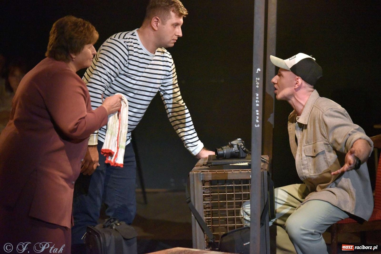 Zdjęcie w galerii na portalu naszraciborz.pl: Last Minute. Rdzenni Górnoślązacy pokazali w RCK spektakl o transformacji wiadomości z regionu