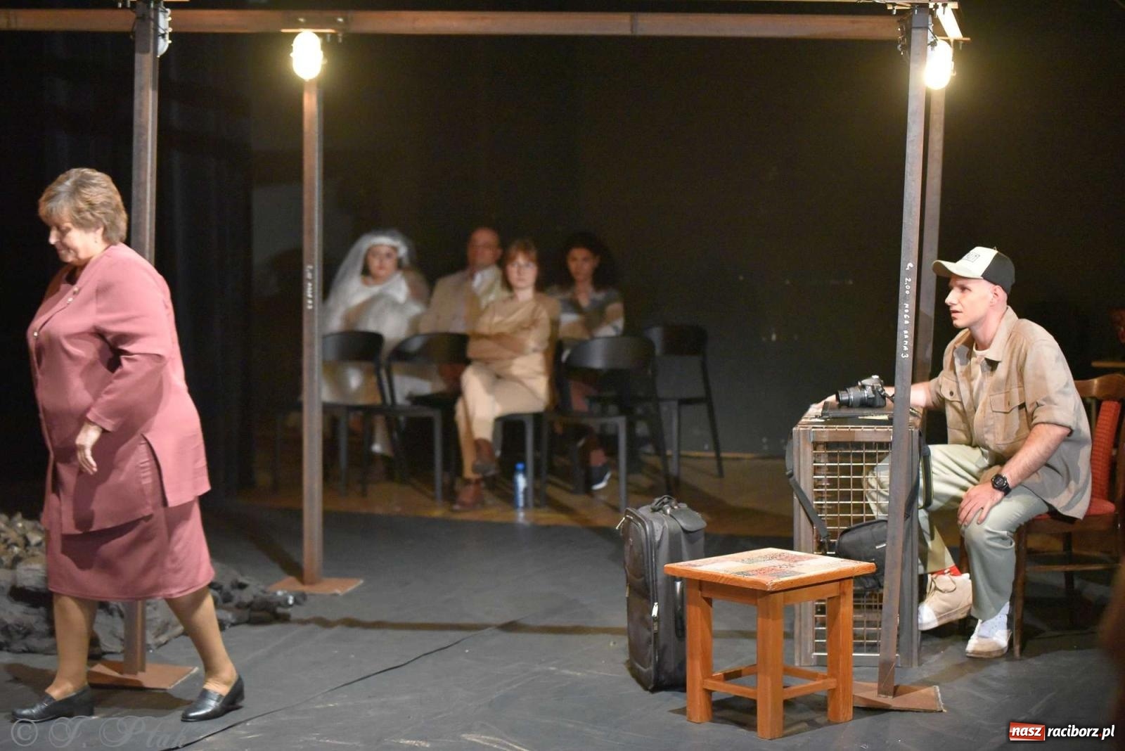 Zdjęcie w galerii na portalu naszraciborz.pl: Last Minute. Rdzenni Górnoślązacy pokazali w RCK spektakl o transformacji wiadomości z regionu