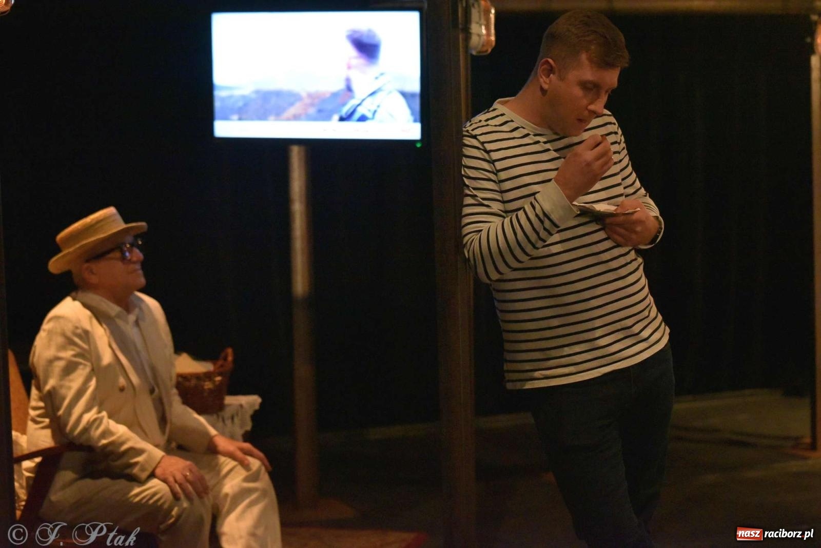 Zdjęcie w galerii na portalu naszraciborz.pl: Last Minute. Rdzenni Górnoślązacy pokazali w RCK spektakl o transformacji wiadomości z regionu