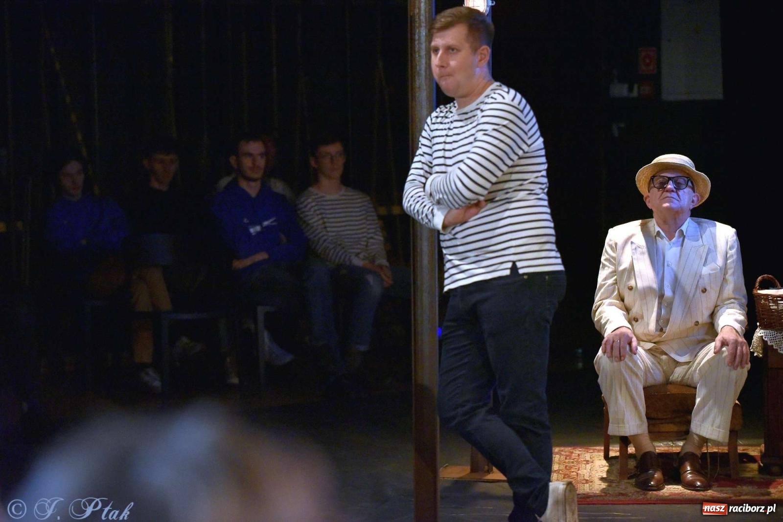 Zdjęcie w galerii na portalu naszraciborz.pl: Last Minute. Rdzenni Górnoślązacy pokazali w RCK spektakl o transformacji wiadomości z regionu