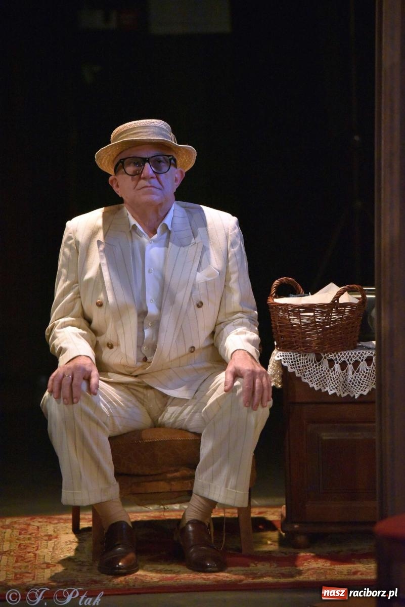 Zdjęcie w galerii na portalu naszraciborz.pl: Last Minute. Rdzenni Górnoślązacy pokazali w RCK spektakl o transformacji wiadomości z regionu