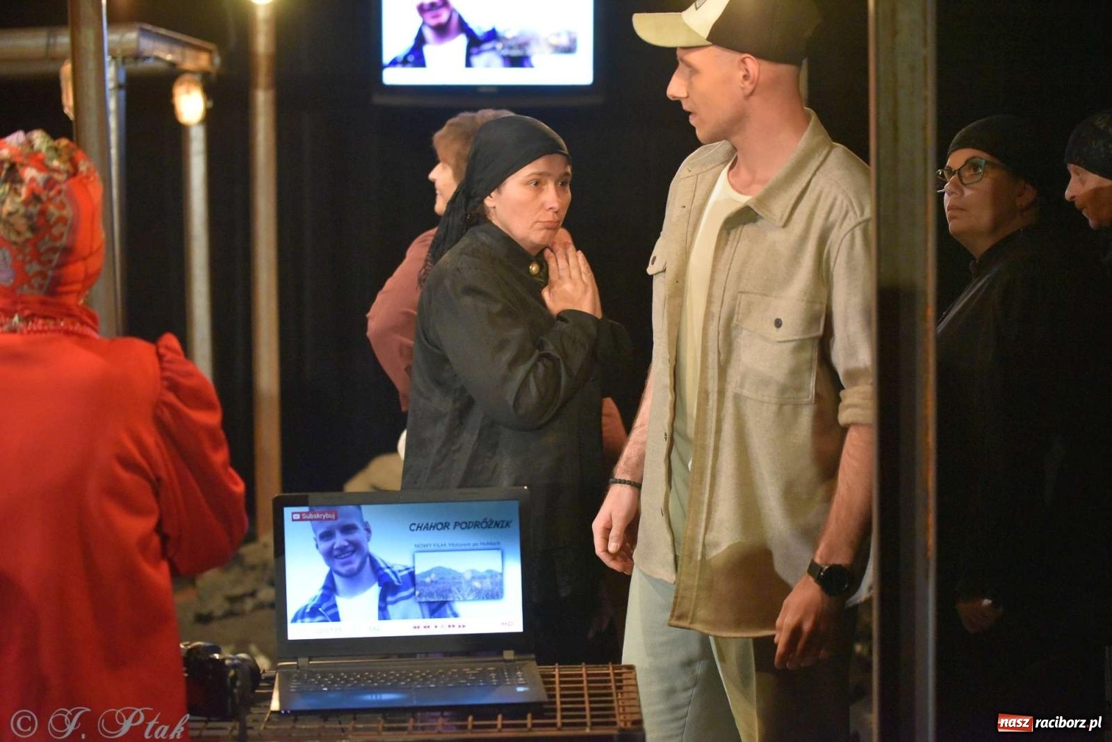 Zdjęcie w galerii na portalu naszraciborz.pl: Last Minute. Rdzenni Górnoślązacy pokazali w RCK spektakl o transformacji wiadomości z regionu