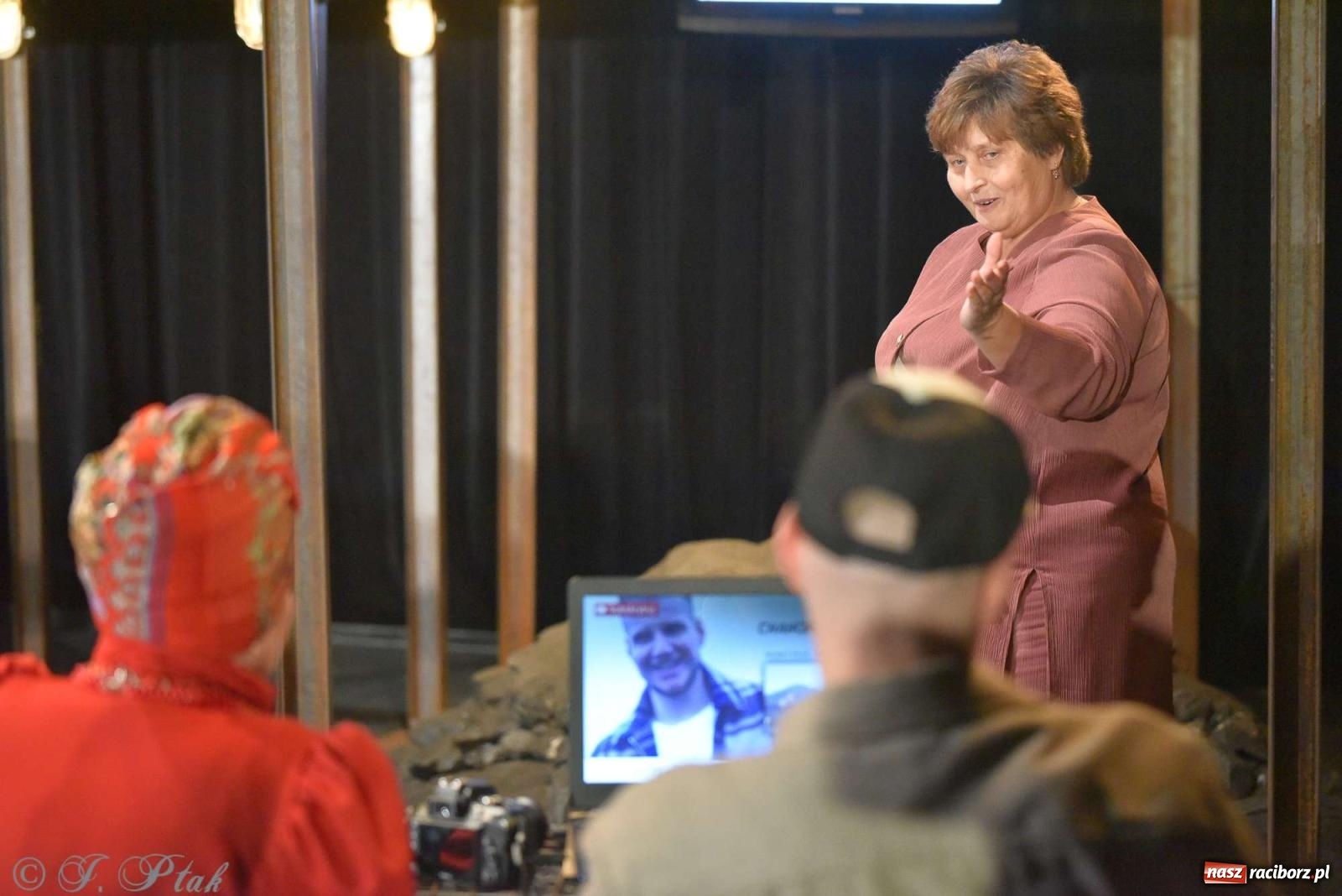 Zdjęcie w galerii na portalu naszraciborz.pl: Last Minute. Rdzenni Górnoślązacy pokazali w RCK spektakl o transformacji wiadomości z regionu