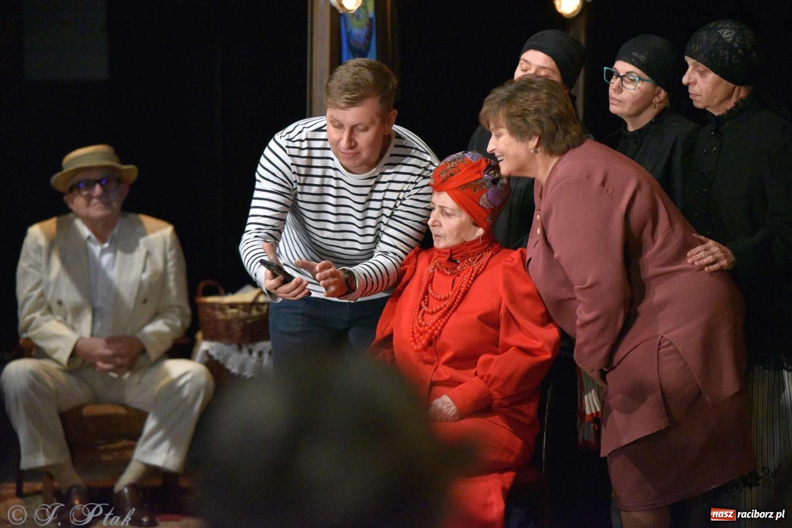 Zdjęcie w galerii na portalu naszraciborz.pl: Last Minute. Rdzenni Górnoślązacy pokazali w RCK spektakl o transformacji wiadomości z regionu