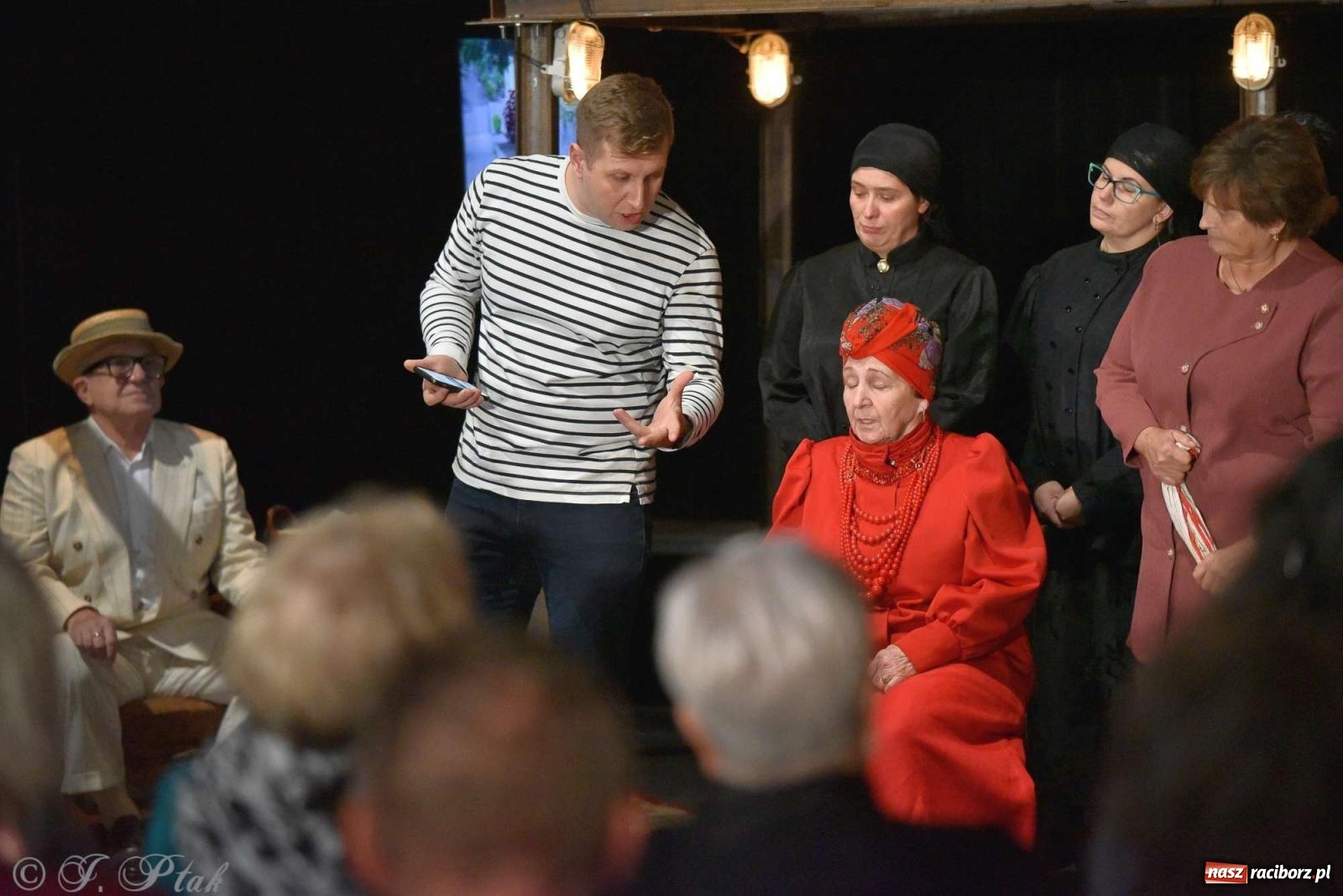 Zdjęcie w galerii na portalu naszraciborz.pl: Last Minute. Rdzenni Górnoślązacy pokazali w RCK spektakl o transformacji wiadomości z regionu