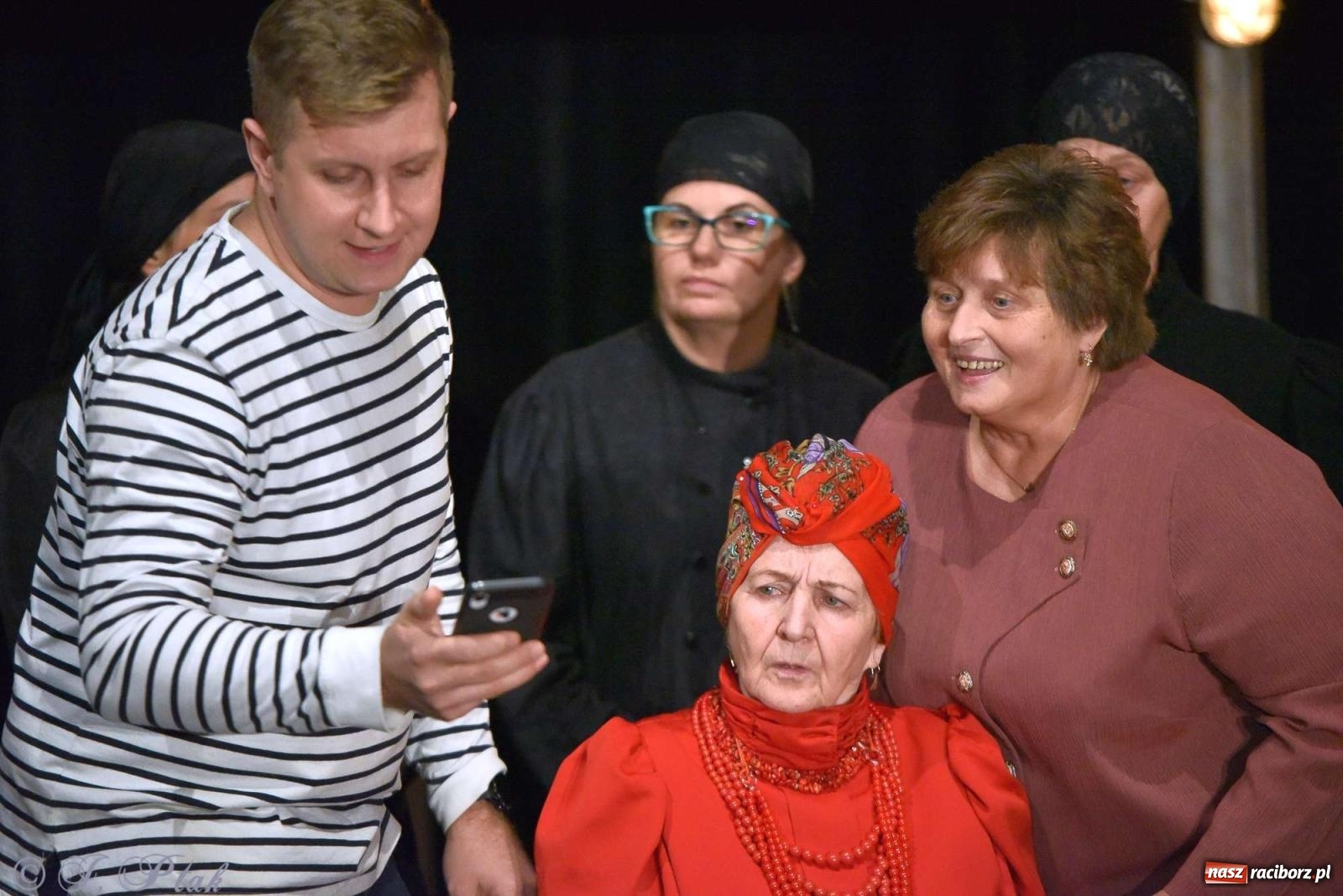 Zdjęcie w galerii na portalu naszraciborz.pl: Last Minute. Rdzenni Górnoślązacy pokazali w RCK spektakl o transformacji wiadomości z regionu