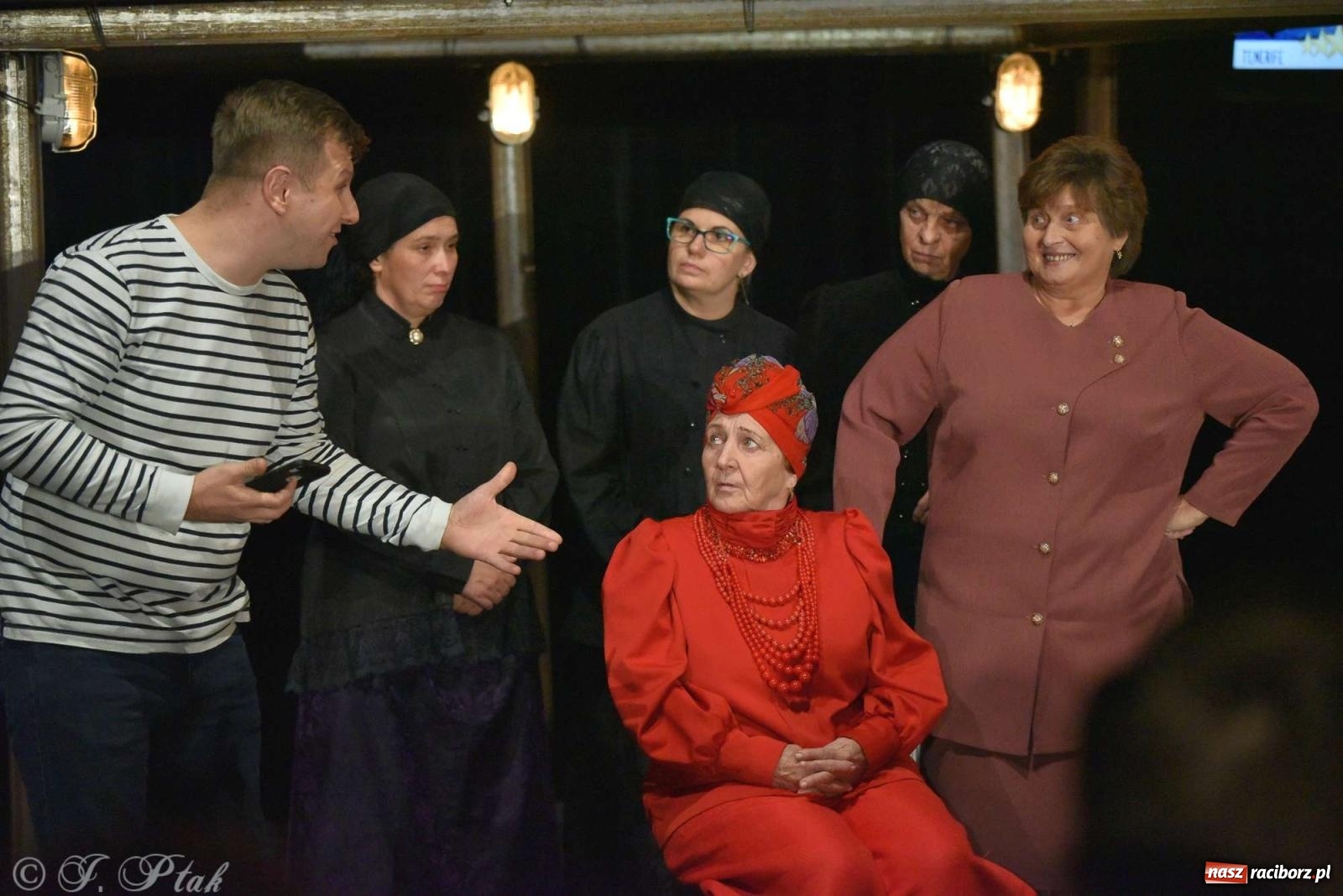 Zdjęcie w galerii na portalu naszraciborz.pl: Last Minute. Rdzenni Górnoślązacy pokazali w RCK spektakl o transformacji wiadomości z regionu