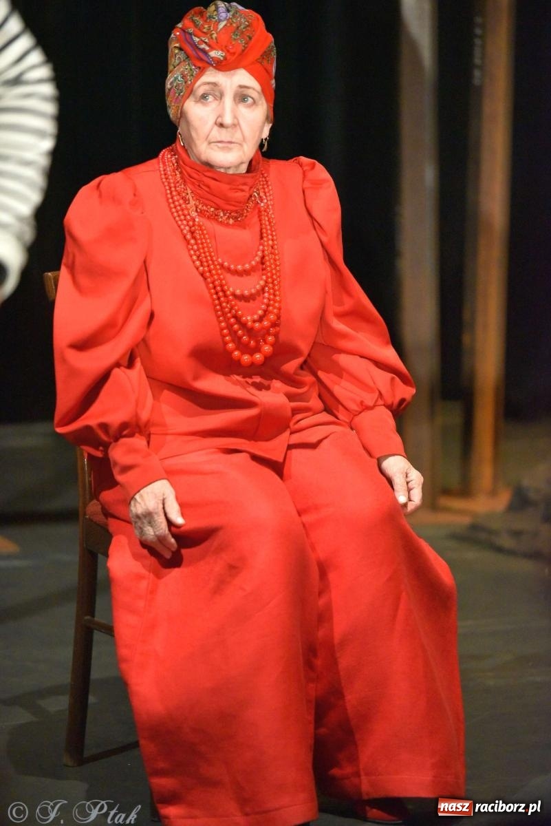 Zdjęcie w galerii na portalu naszraciborz.pl: Last Minute. Rdzenni Górnoślązacy pokazali w RCK spektakl o transformacji wiadomości z regionu