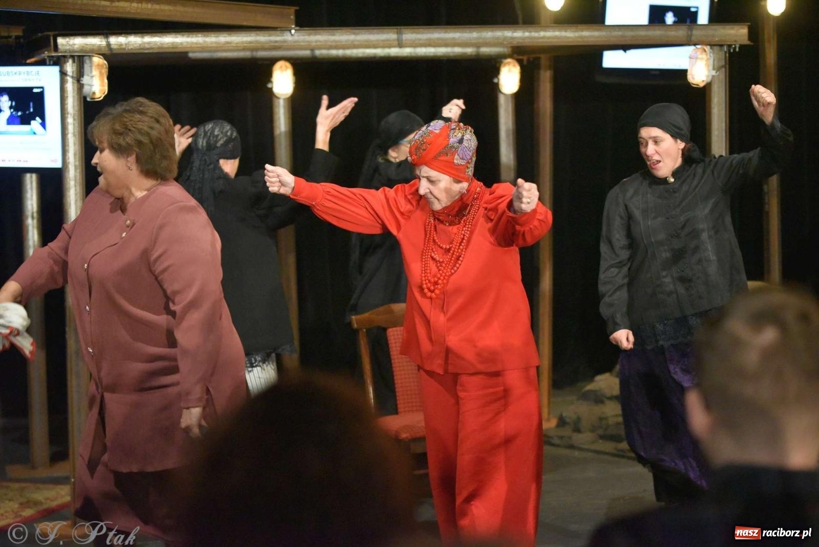 Zdjęcie w galerii na portalu naszraciborz.pl: Last Minute. Rdzenni Górnoślązacy pokazali w RCK spektakl o transformacji wiadomości z regionu