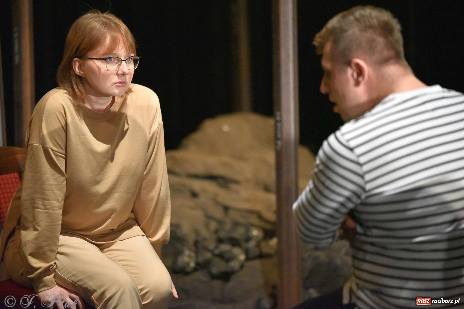 Zdjęcie w galerii na portalu naszraciborz.pl: Last Minute. Rdzenni Górnoślązacy pokazali w RCK spektakl o transformacji wiadomości z regionu