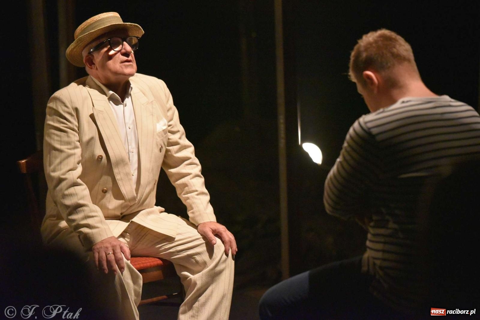 Zdjęcie w galerii na portalu naszraciborz.pl: Last Minute. Rdzenni Górnoślązacy pokazali w RCK spektakl o transformacji wiadomości z regionu