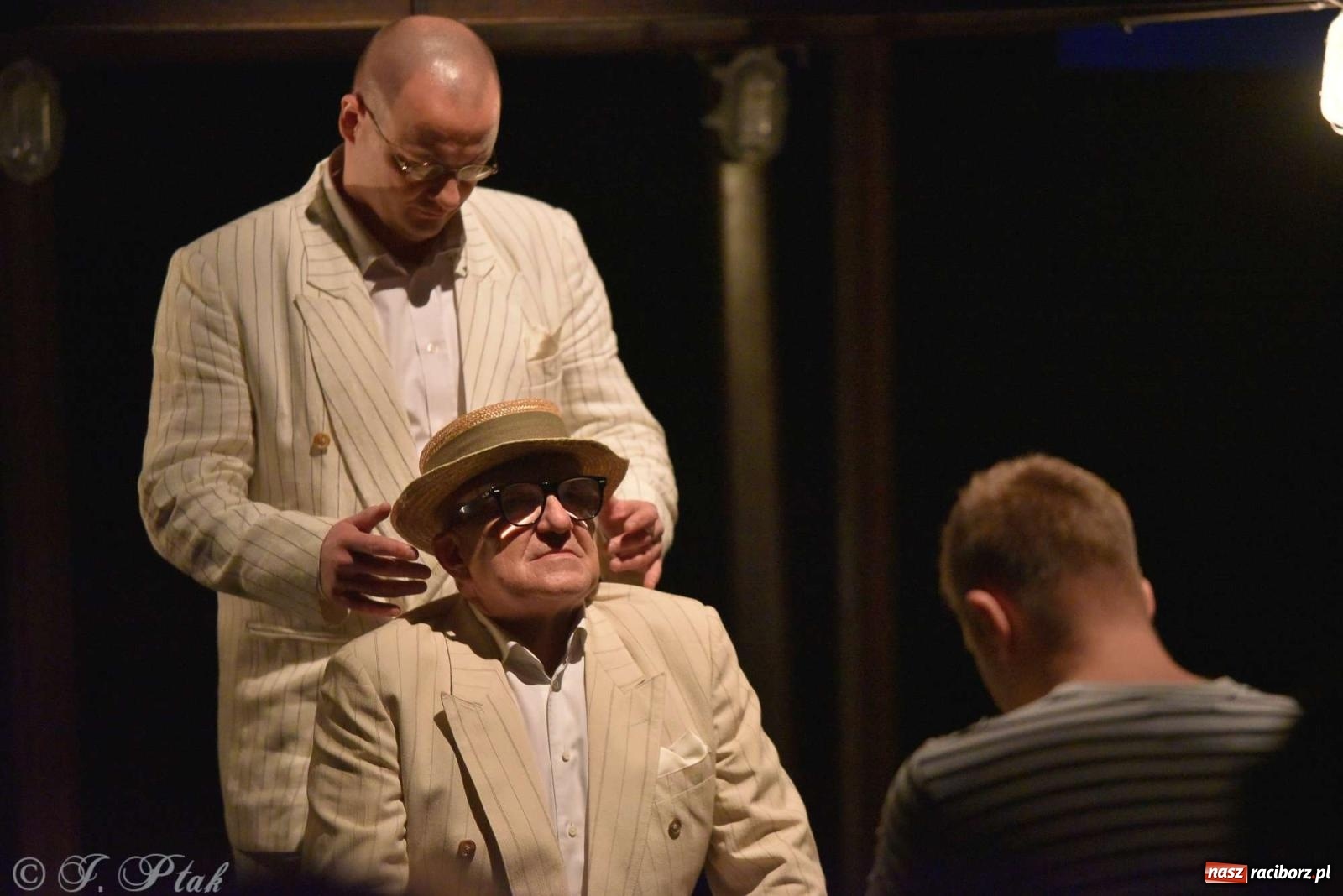 Zdjęcie w galerii na portalu naszraciborz.pl: Last Minute. Rdzenni Górnoślązacy pokazali w RCK spektakl o transformacji wiadomości z regionu