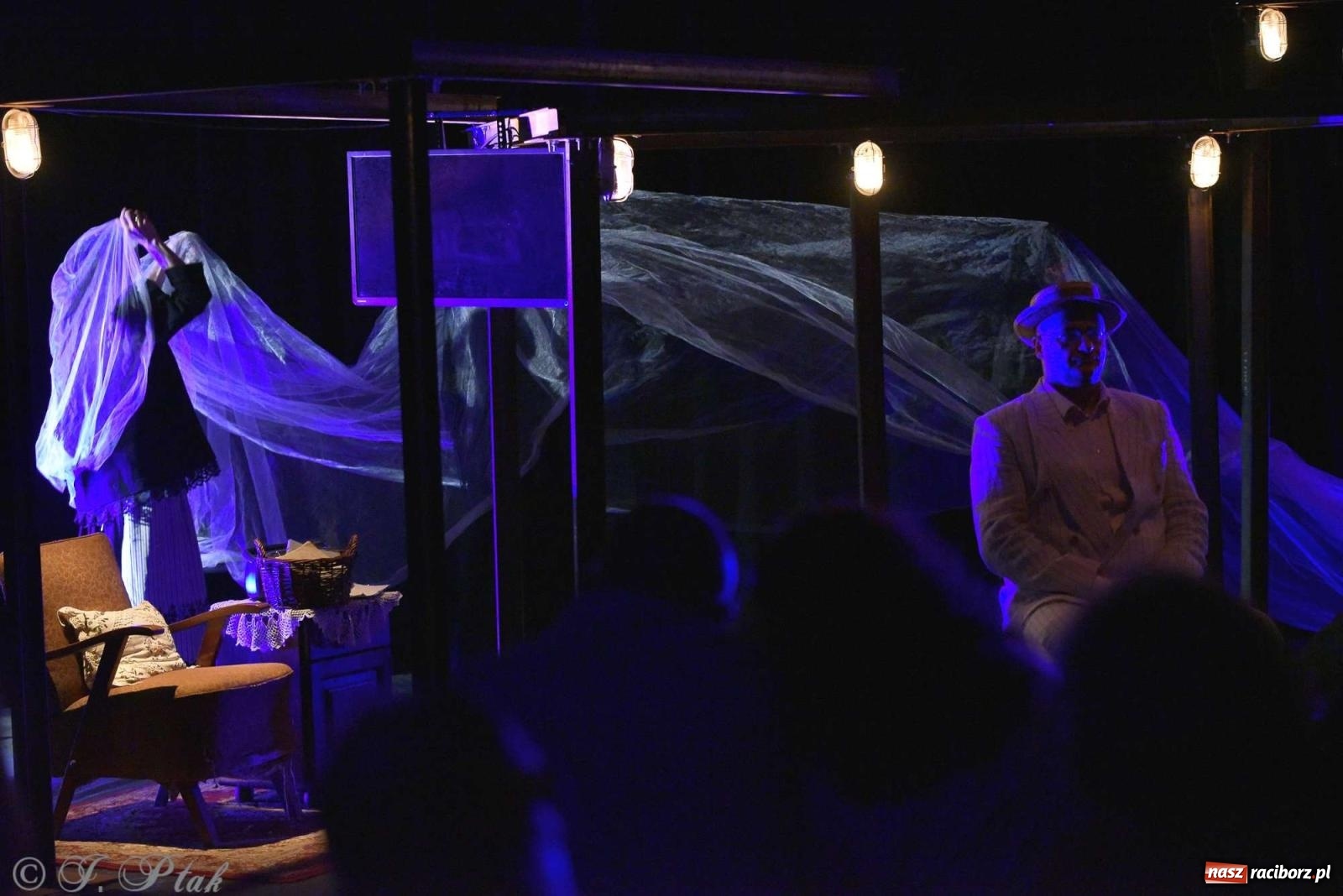 Zdjęcie w galerii na portalu naszraciborz.pl: Last Minute. Rdzenni Górnoślązacy pokazali w RCK spektakl o transformacji wiadomości z regionu