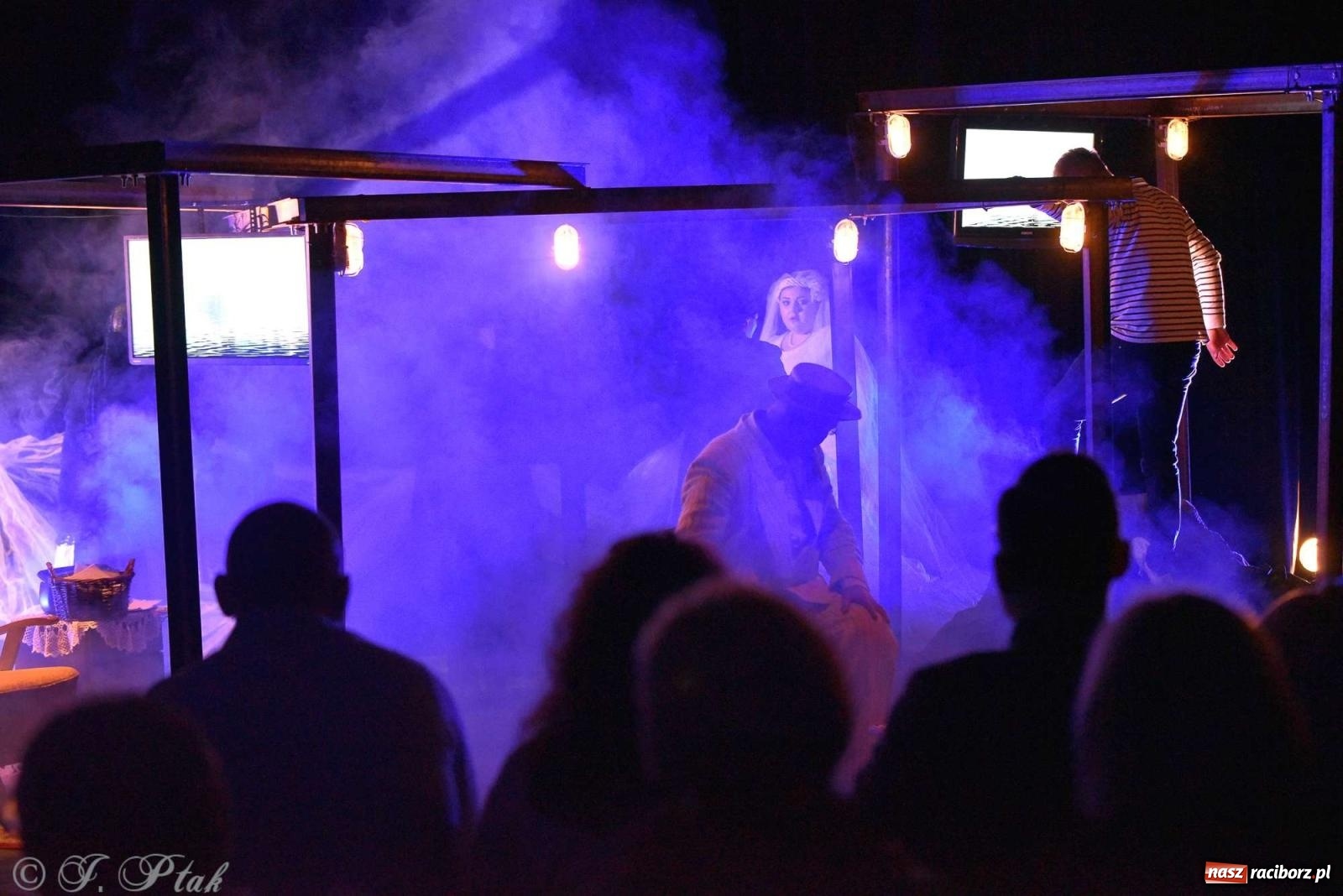 Zdjęcie w galerii na portalu naszraciborz.pl: Last Minute. Rdzenni Górnoślązacy pokazali w RCK spektakl o transformacji wiadomości z regionu