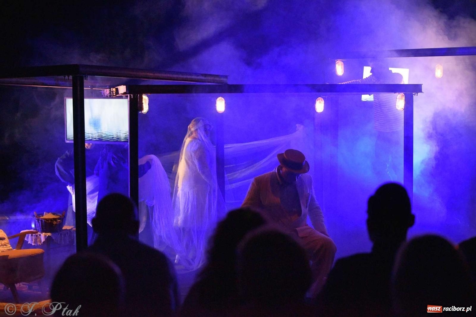 Zdjęcie w galerii na portalu naszraciborz.pl: Last Minute. Rdzenni Górnoślązacy pokazali w RCK spektakl o transformacji wiadomości z regionu