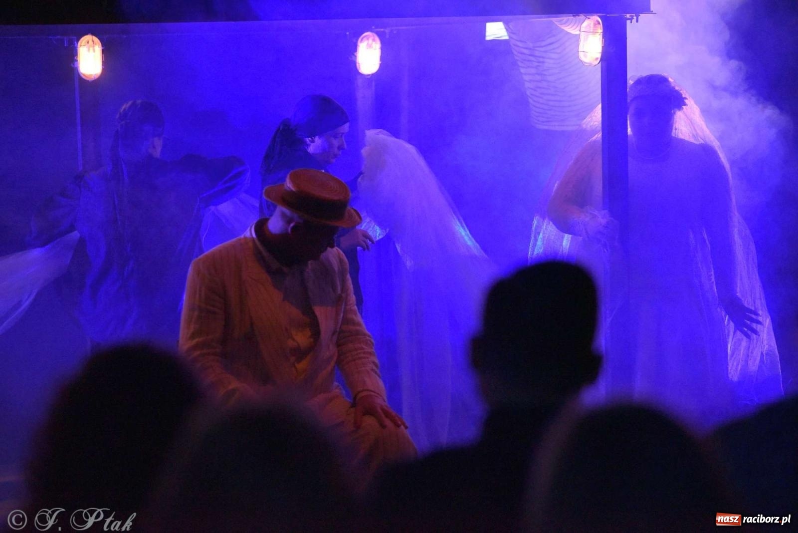 Zdjęcie w galerii na portalu naszraciborz.pl: Last Minute. Rdzenni Górnoślązacy pokazali w RCK spektakl o transformacji wiadomości z regionu