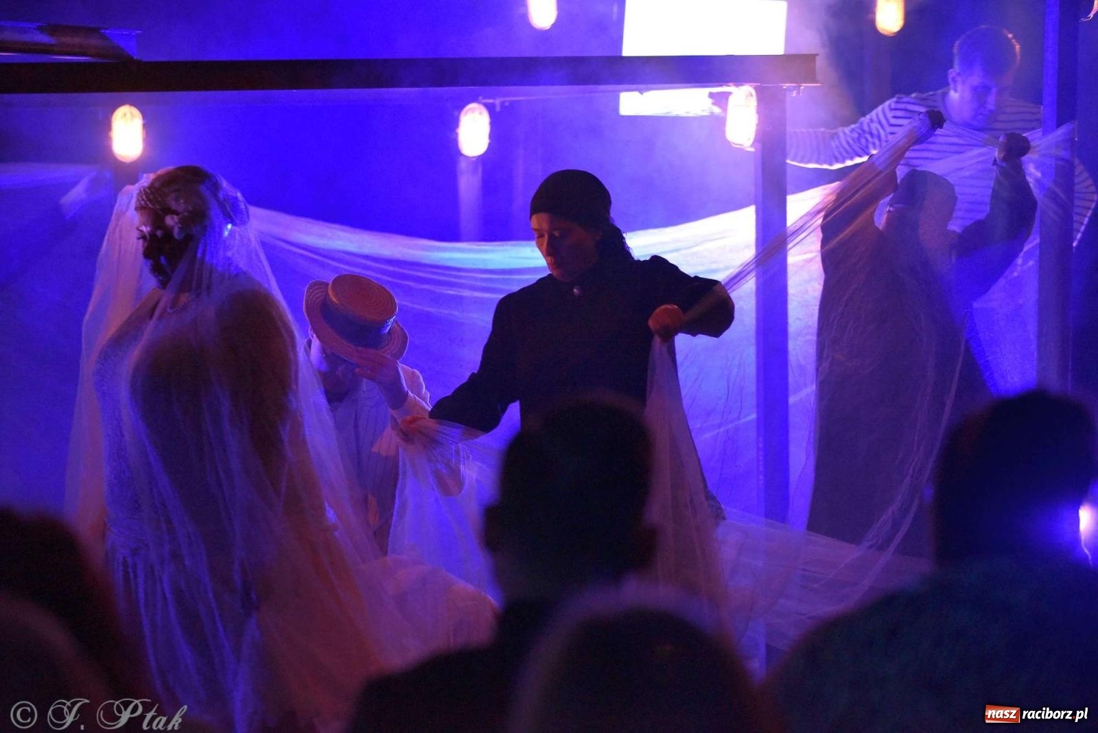 Zdjęcie w galerii na portalu naszraciborz.pl: Last Minute. Rdzenni Górnoślązacy pokazali w RCK spektakl o transformacji wiadomości z regionu