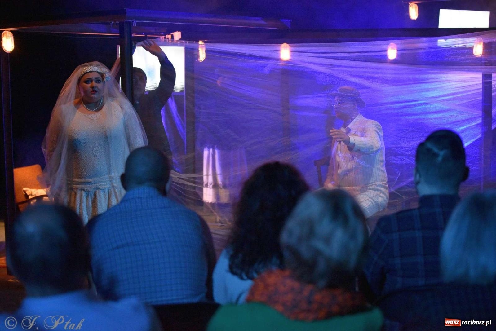 Zdjęcie w galerii na portalu naszraciborz.pl: Last Minute. Rdzenni Górnoślązacy pokazali w RCK spektakl o transformacji wiadomości z regionu