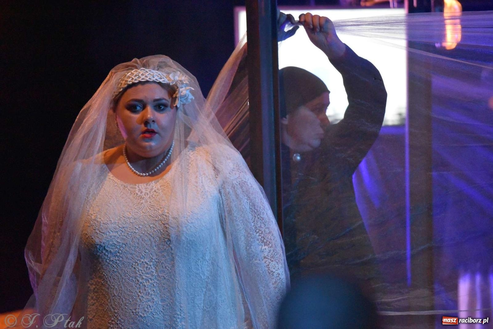 Zdjęcie w galerii na portalu naszraciborz.pl: Last Minute. Rdzenni Górnoślązacy pokazali w RCK spektakl o transformacji wiadomości z regionu