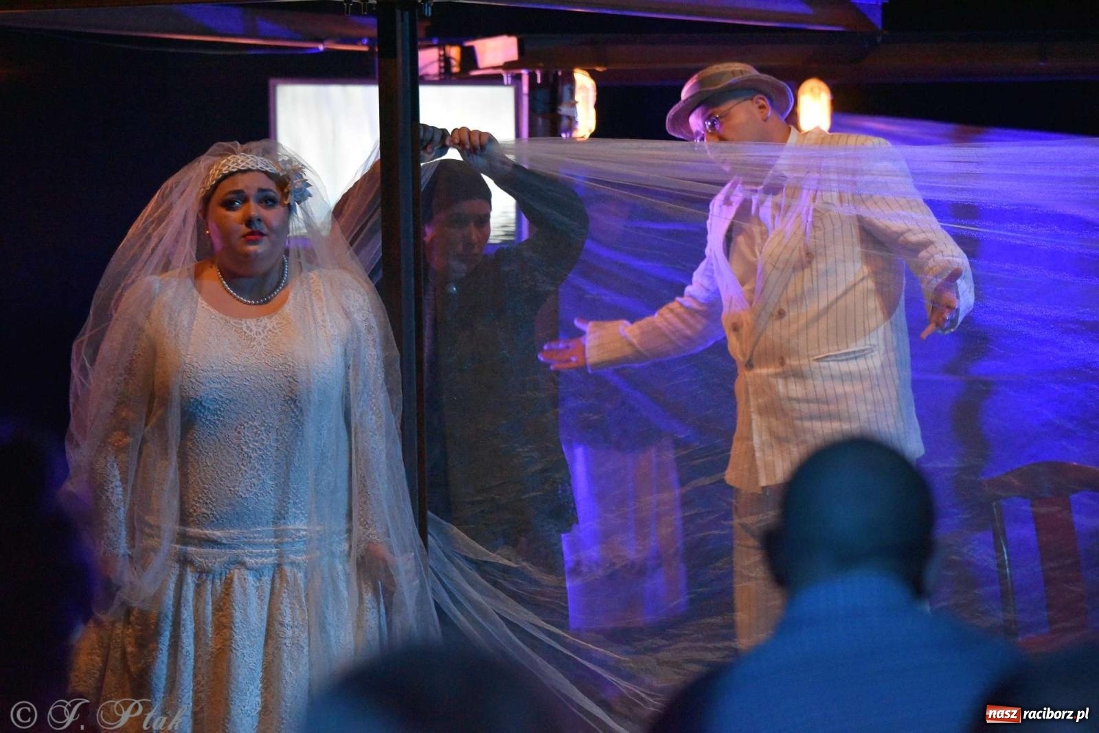 Zdjęcie w galerii na portalu naszraciborz.pl: Last Minute. Rdzenni Górnoślązacy pokazali w RCK spektakl o transformacji wiadomości z regionu