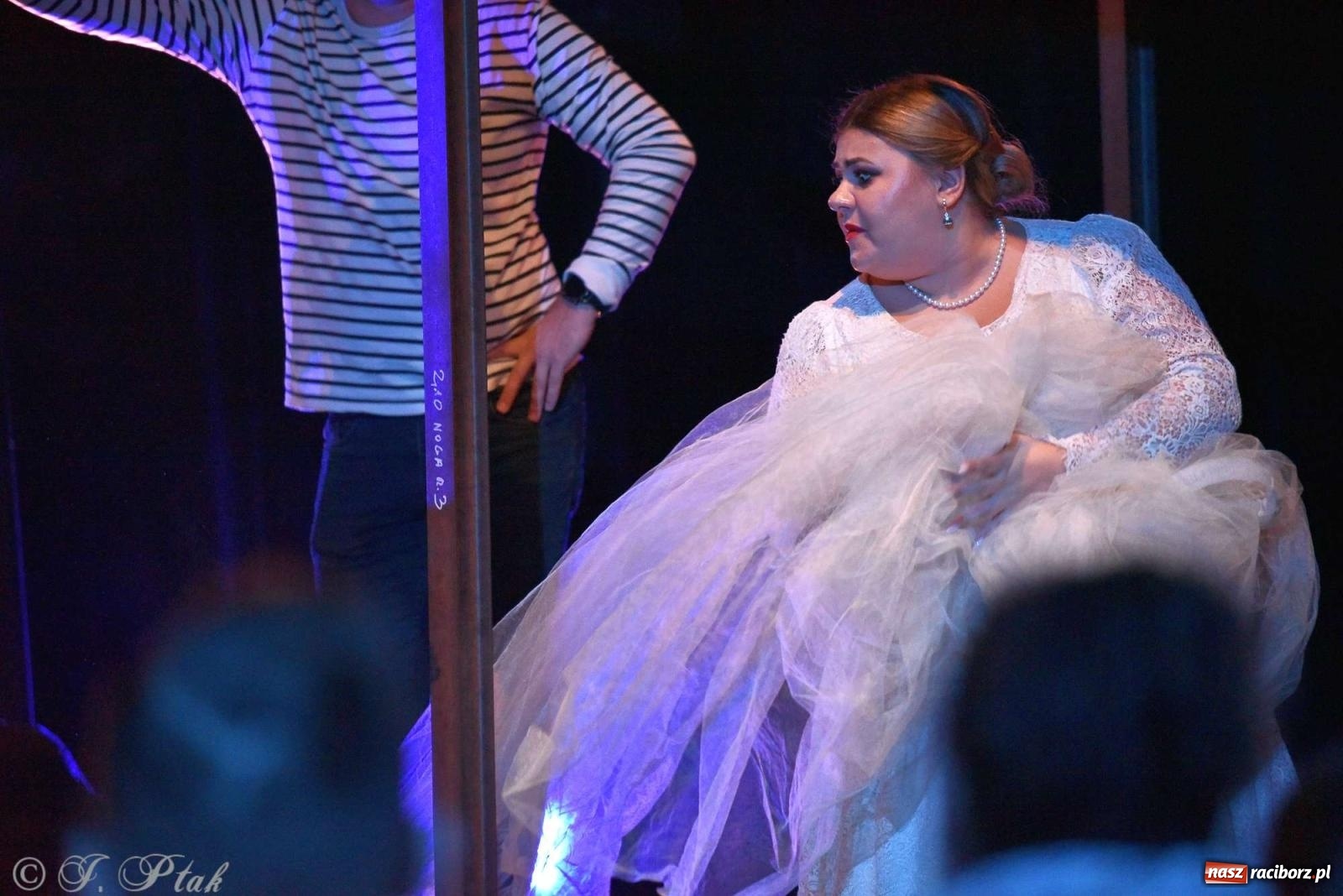 Zdjęcie w galerii na portalu naszraciborz.pl: Last Minute. Rdzenni Górnoślązacy pokazali w RCK spektakl o transformacji wiadomości z regionu