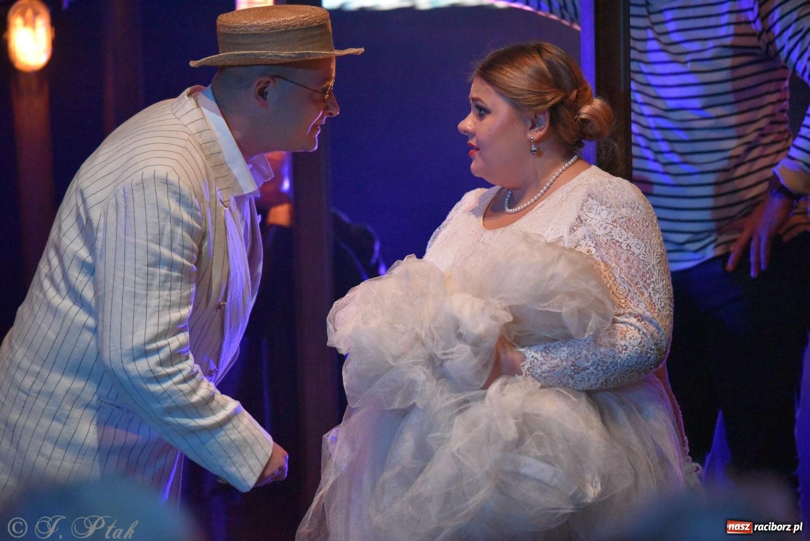 Zdjęcie w galerii na portalu naszraciborz.pl: Last Minute. Rdzenni Górnoślązacy pokazali w RCK spektakl o transformacji wiadomości z regionu