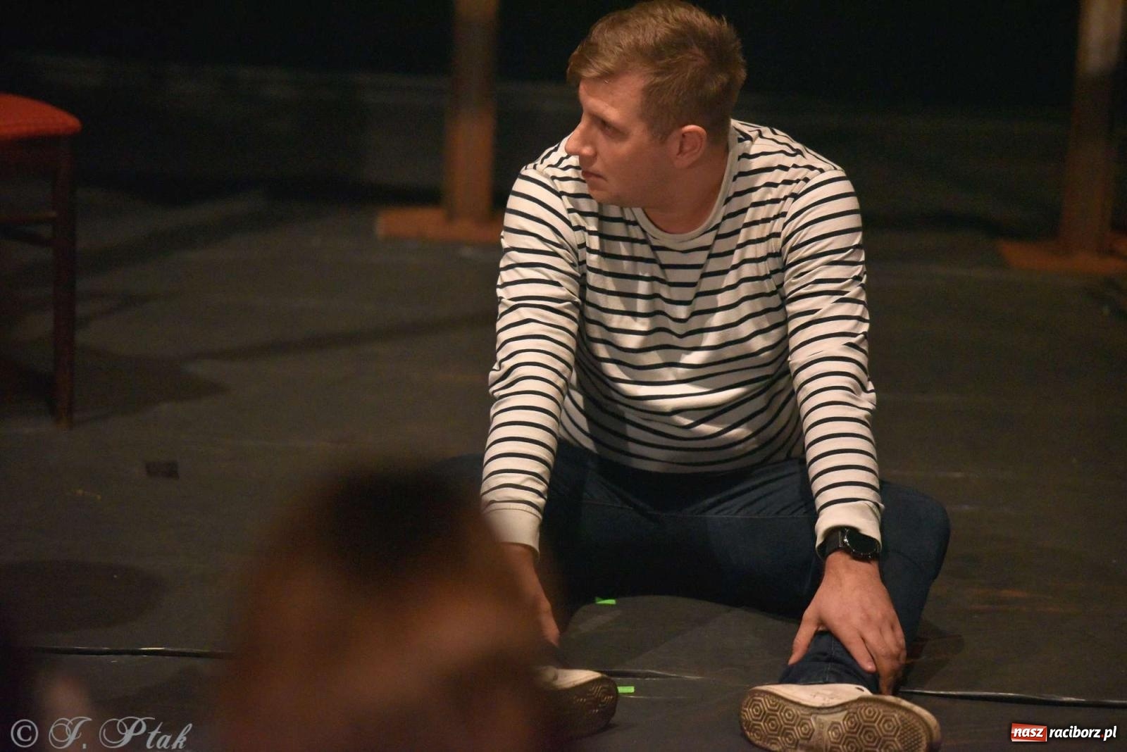 Zdjęcie w galerii na portalu naszraciborz.pl: Last Minute. Rdzenni Górnoślązacy pokazali w RCK spektakl o transformacji wiadomości z regionu