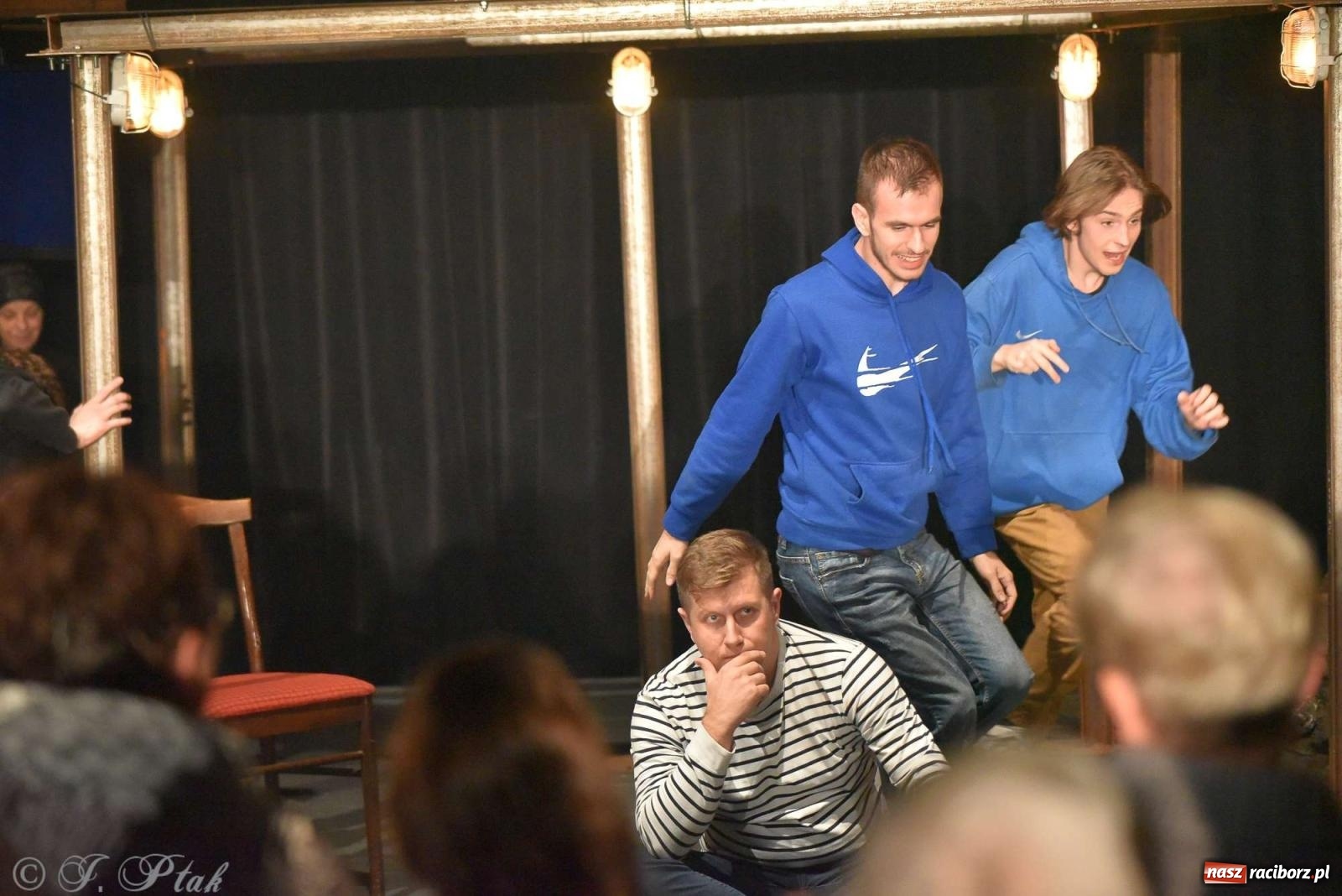 Zdjęcie w galerii na portalu naszraciborz.pl: Last Minute. Rdzenni Górnoślązacy pokazali w RCK spektakl o transformacji wiadomości z regionu