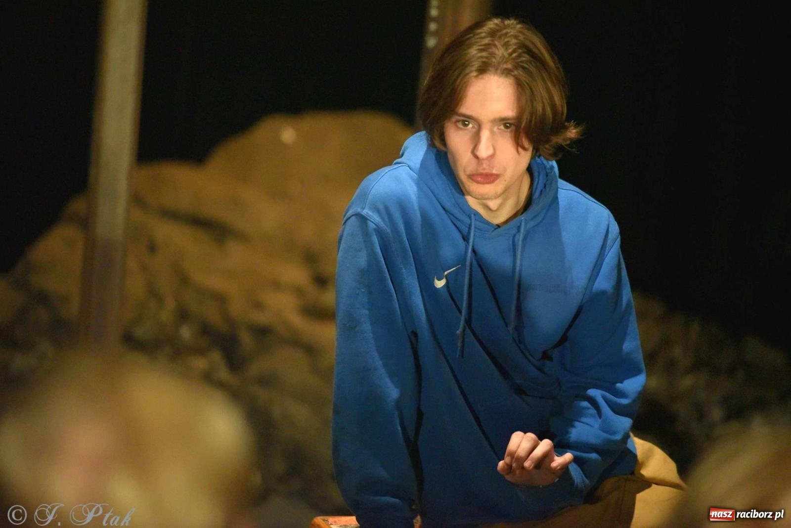 Zdjęcie w galerii na portalu naszraciborz.pl: Last Minute. Rdzenni Górnoślązacy pokazali w RCK spektakl o transformacji wiadomości z regionu