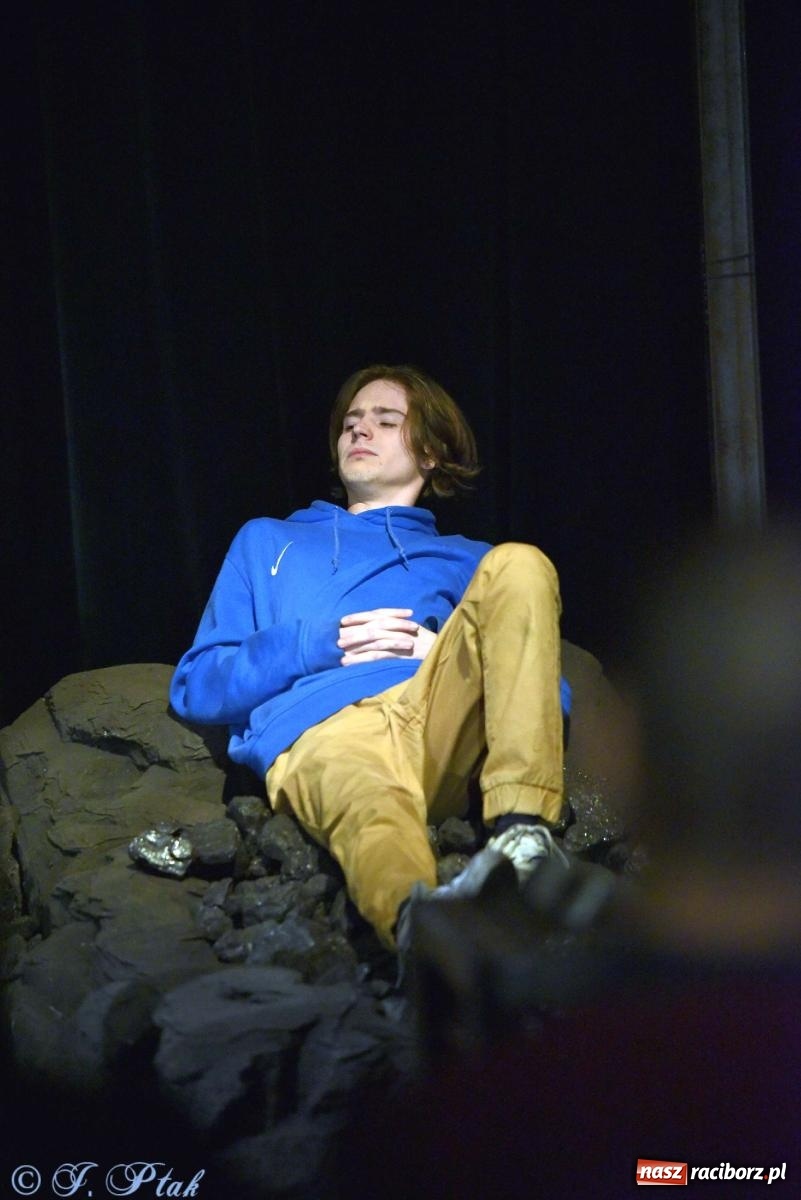 Zdjęcie w galerii na portalu naszraciborz.pl: Last Minute. Rdzenni Górnoślązacy pokazali w RCK spektakl o transformacji wiadomości z regionu