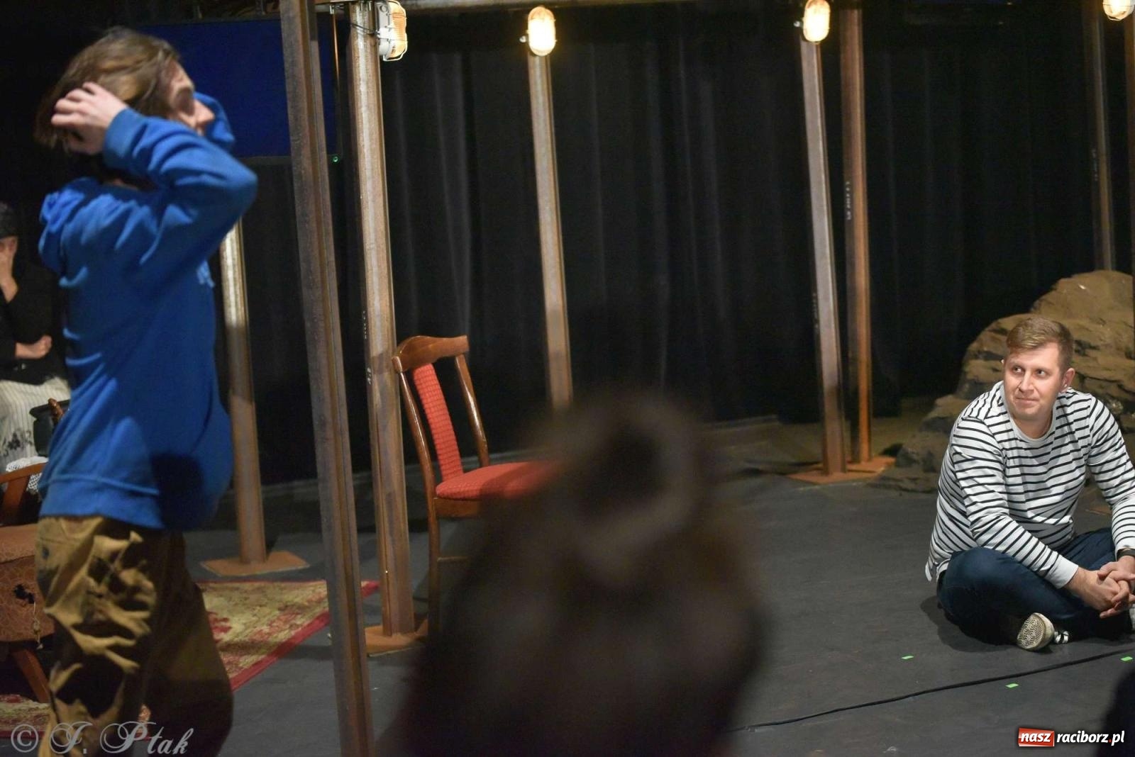 Zdjęcie w galerii na portalu naszraciborz.pl: Last Minute. Rdzenni Górnoślązacy pokazali w RCK spektakl o transformacji wiadomości z regionu