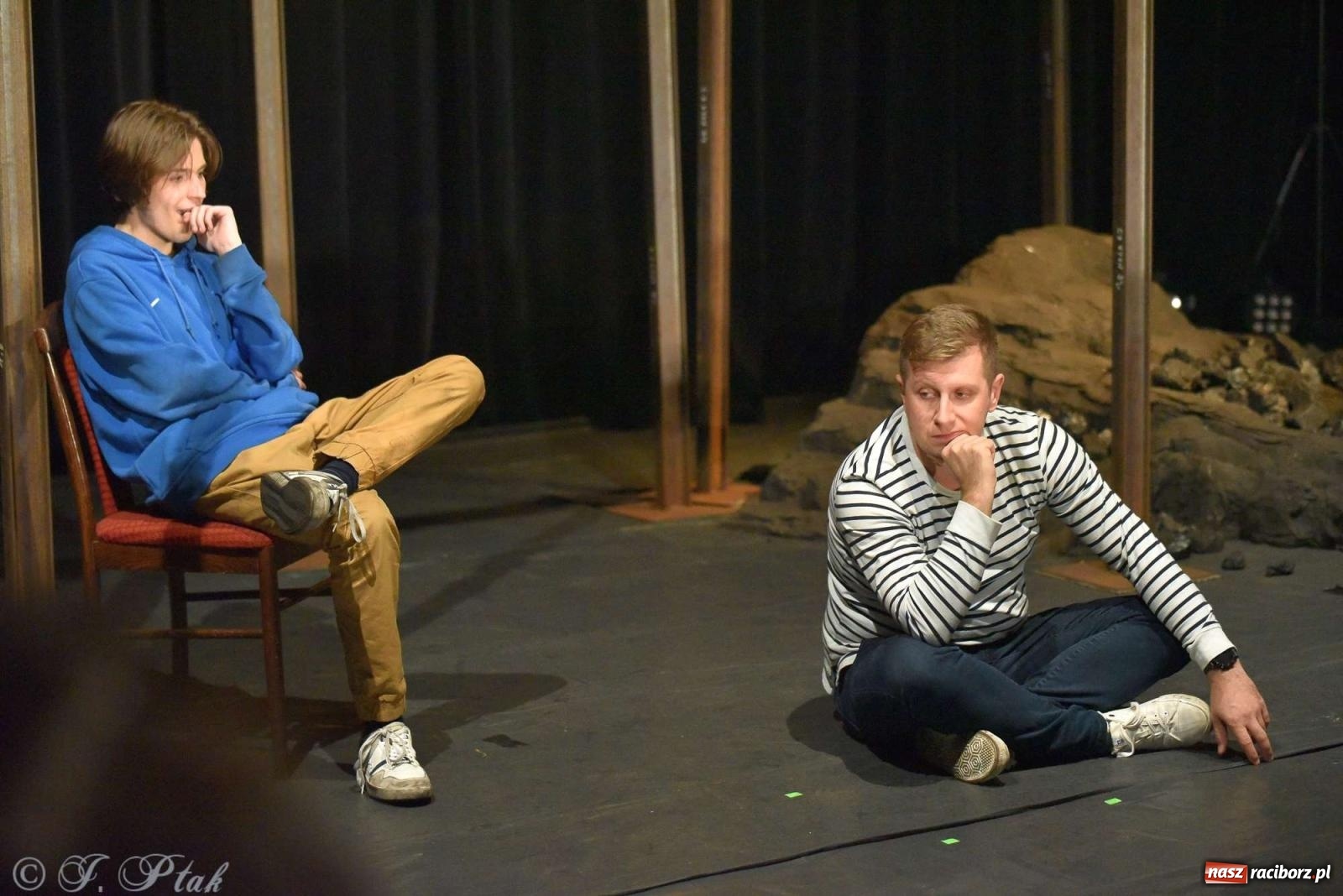 Zdjęcie w galerii na portalu naszraciborz.pl: Last Minute. Rdzenni Górnoślązacy pokazali w RCK spektakl o transformacji wiadomości z regionu