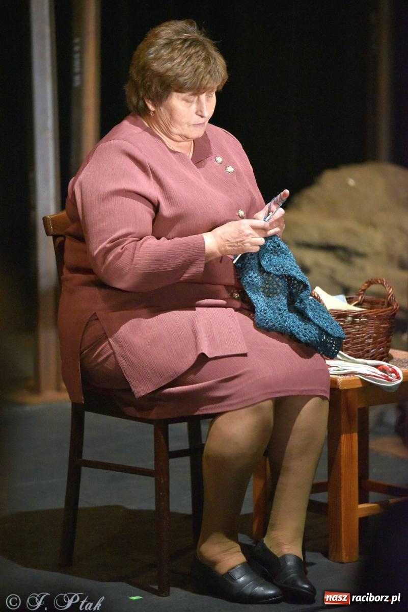 Zdjęcie w galerii na portalu naszraciborz.pl: Last Minute. Rdzenni Górnoślązacy pokazali w RCK spektakl o transformacji wiadomości z regionu