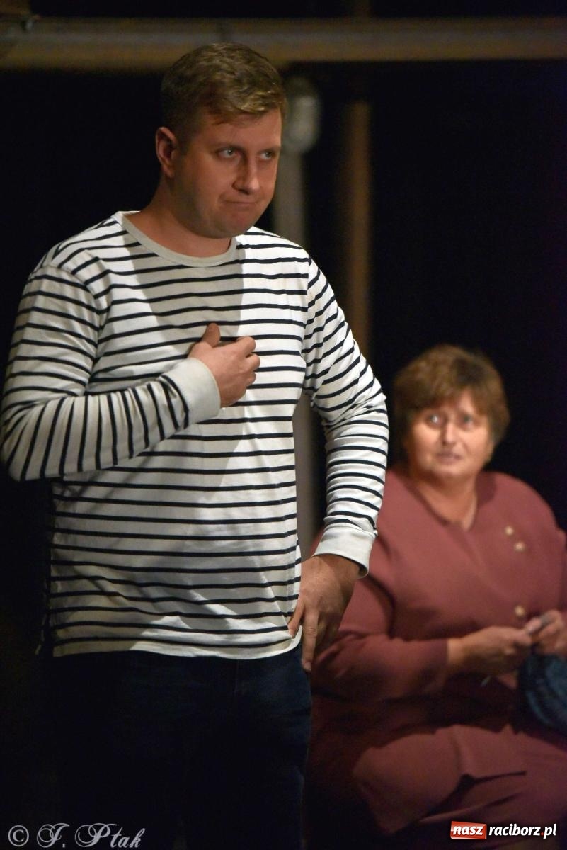 Zdjęcie w galerii na portalu naszraciborz.pl: Last Minute. Rdzenni Górnoślązacy pokazali w RCK spektakl o transformacji wiadomości z regionu