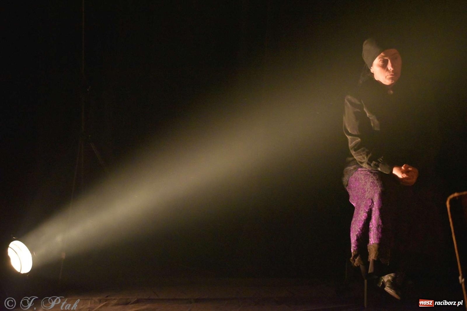 Zdjęcie w galerii na portalu naszraciborz.pl: Last Minute. Rdzenni Górnoślązacy pokazali w RCK spektakl o transformacji wiadomości z regionu