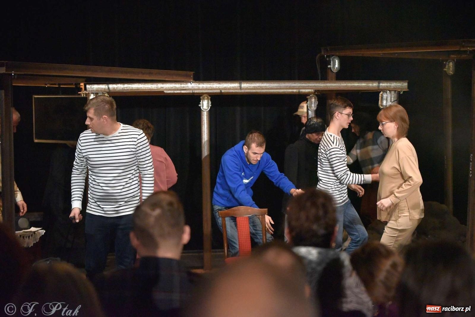 Zdjęcie w galerii na portalu naszraciborz.pl: Last Minute. Rdzenni Górnoślązacy pokazali w RCK spektakl o transformacji wiadomości z regionu