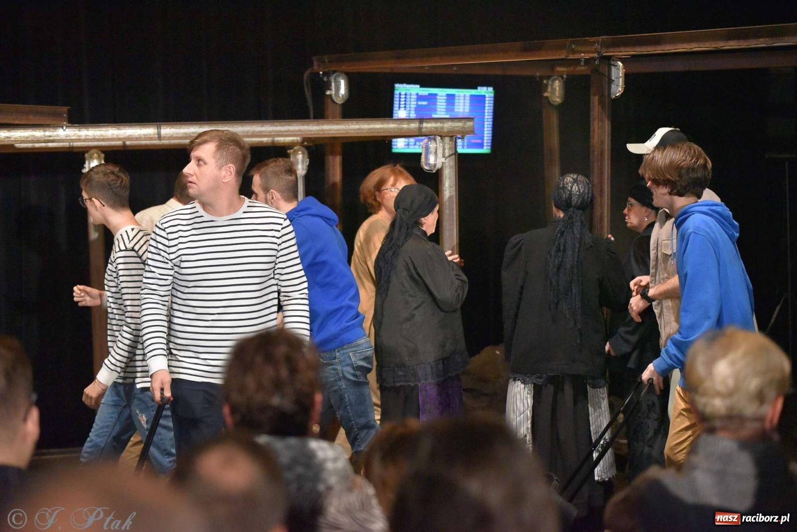 Zdjęcie w galerii na portalu naszraciborz.pl: Last Minute. Rdzenni Górnoślązacy pokazali w RCK spektakl o transformacji wiadomości z regionu