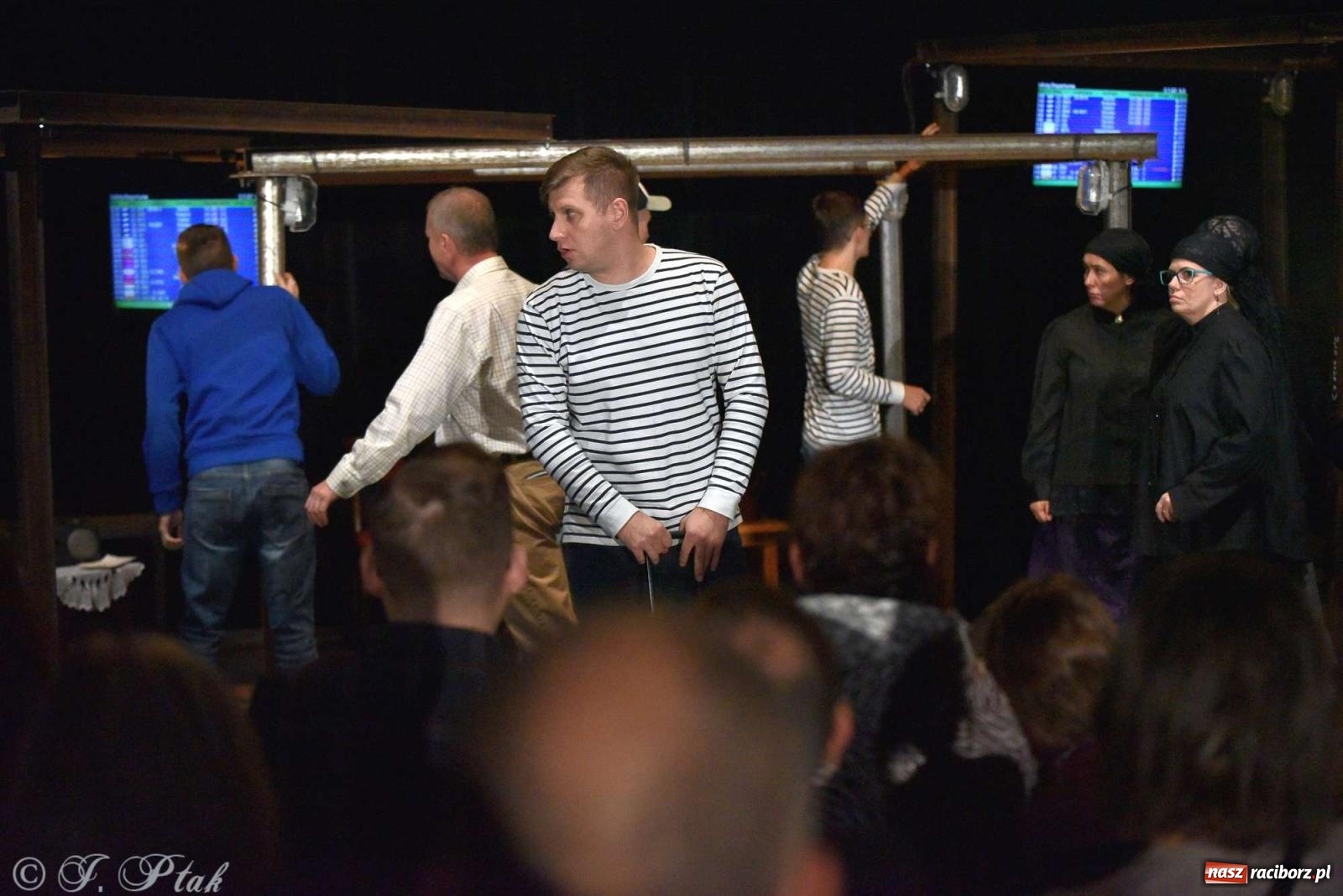 Zdjęcie w galerii na portalu naszraciborz.pl: Last Minute. Rdzenni Górnoślązacy pokazali w RCK spektakl o transformacji wiadomości z regionu