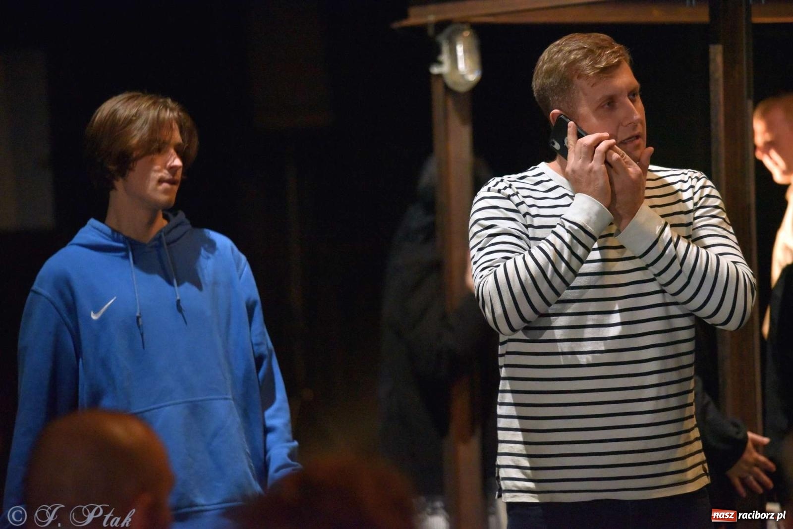 Zdjęcie w galerii na portalu naszraciborz.pl: Last Minute. Rdzenni Górnoślązacy pokazali w RCK spektakl o transformacji wiadomości z regionu